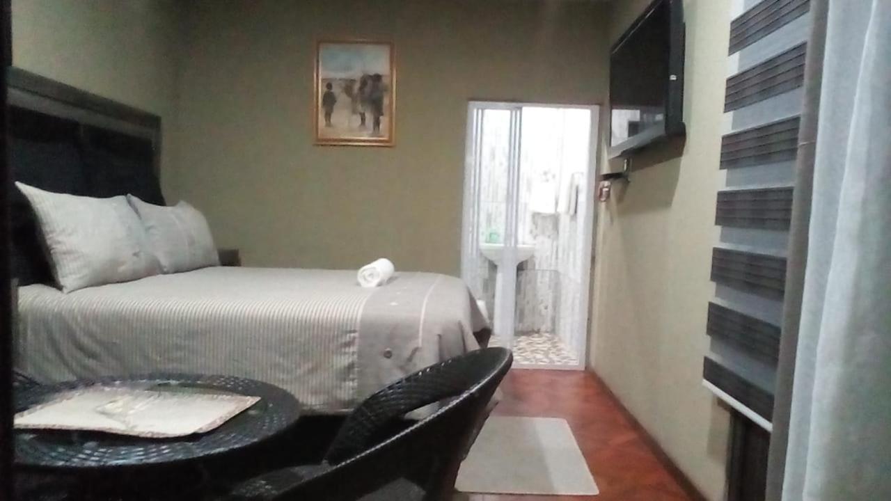 Хостел Authentic Bicycle Tours And Backpackers Соуэто Экстерьер фото