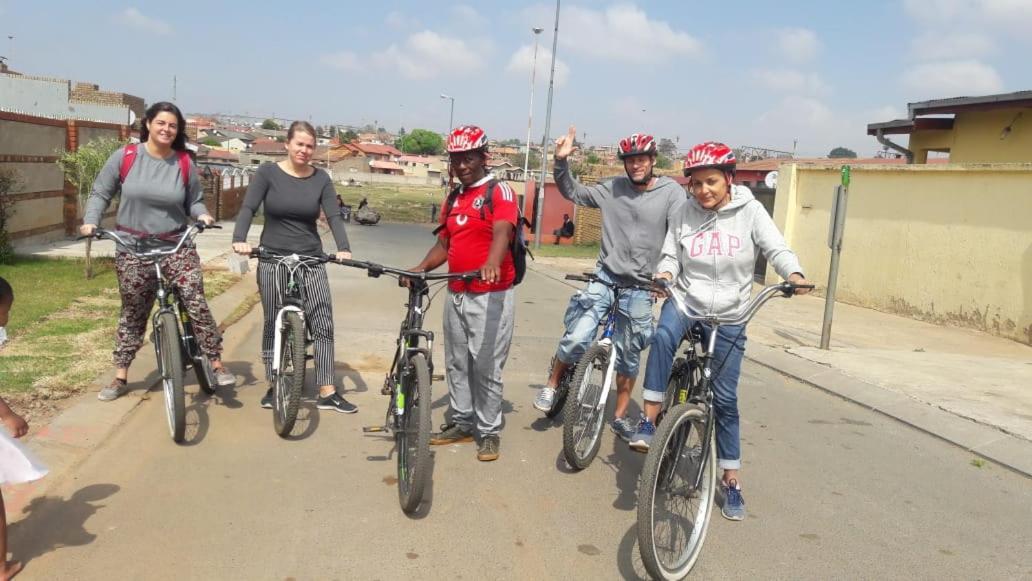 Хостел Authentic Bicycle Tours And Backpackers Соуэто Экстерьер фото
