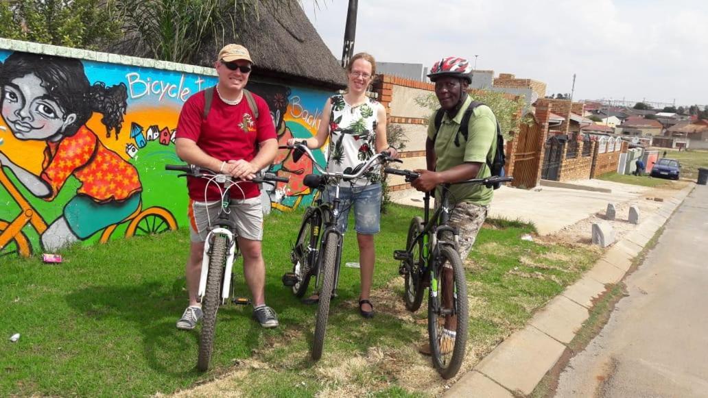 Хостел Authentic Bicycle Tours And Backpackers Соуэто Экстерьер фото