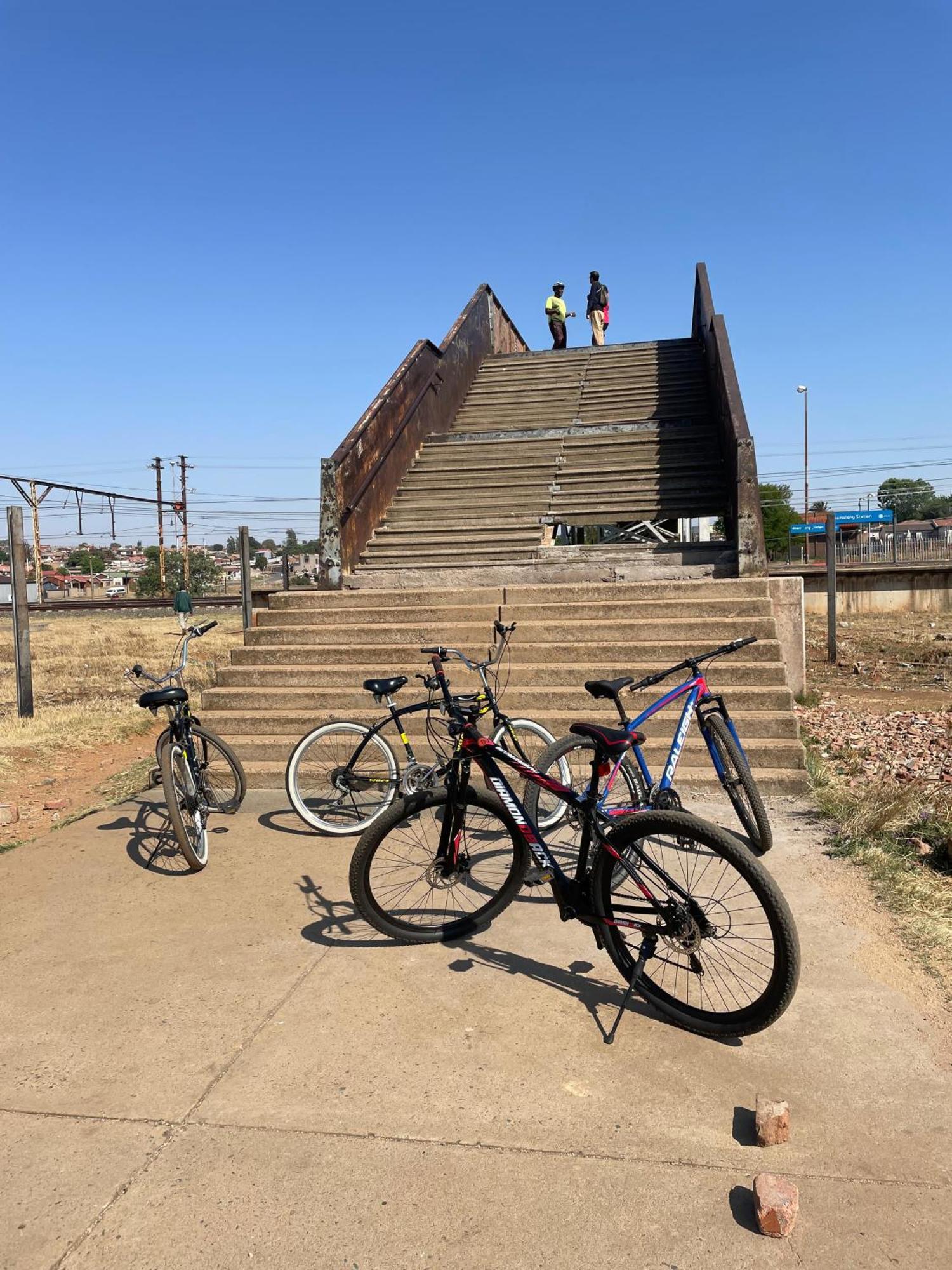 Хостел Authentic Bicycle Tours And Backpackers Соуэто Экстерьер фото