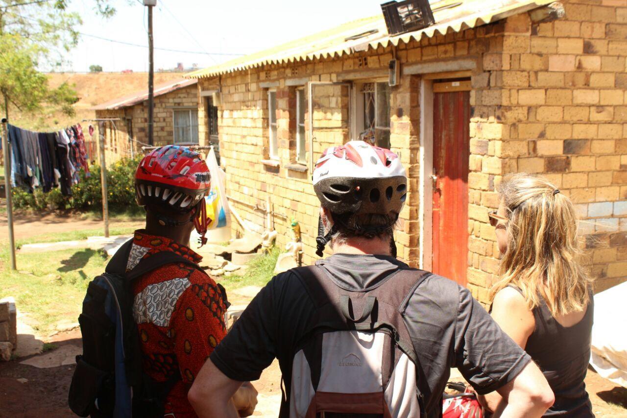 Хостел Authentic Bicycle Tours And Backpackers Соуэто Экстерьер фото