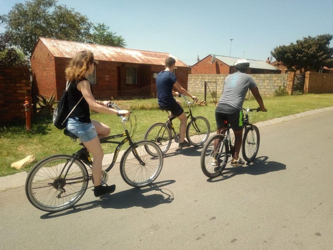 Хостел Authentic Bicycle Tours And Backpackers Соуэто Экстерьер фото
